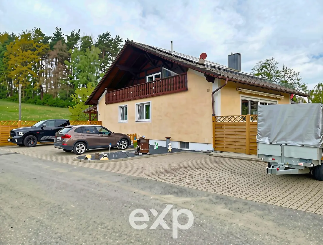 Freistehendes Einfamilienhaus mit Balkon und Stellplätzen in Bad Kötzting zum Verkauf