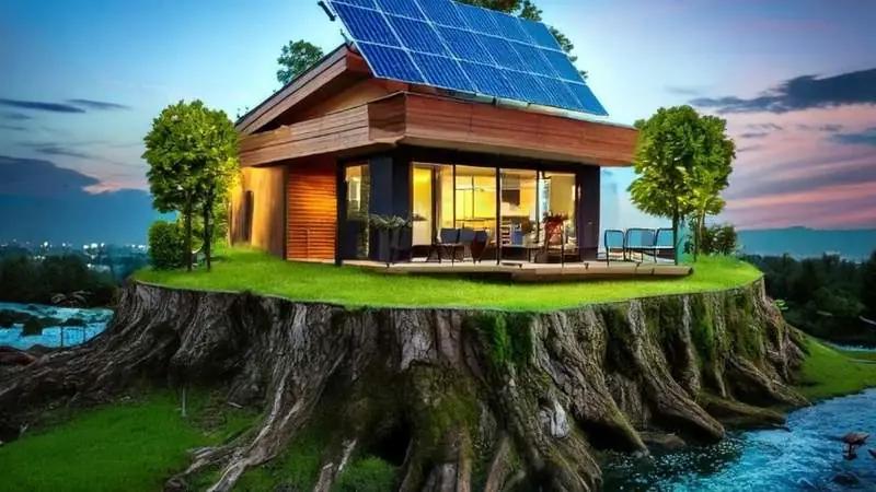 Nachhaltiges Holzhaus mit Solarpanels auf dem Dach auf einem Baumstumpf in der Natur